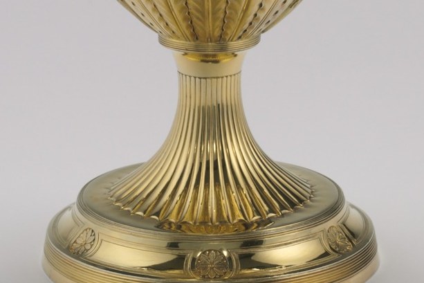 Vertical grooves that continue the design from the body, leading down to the foot.