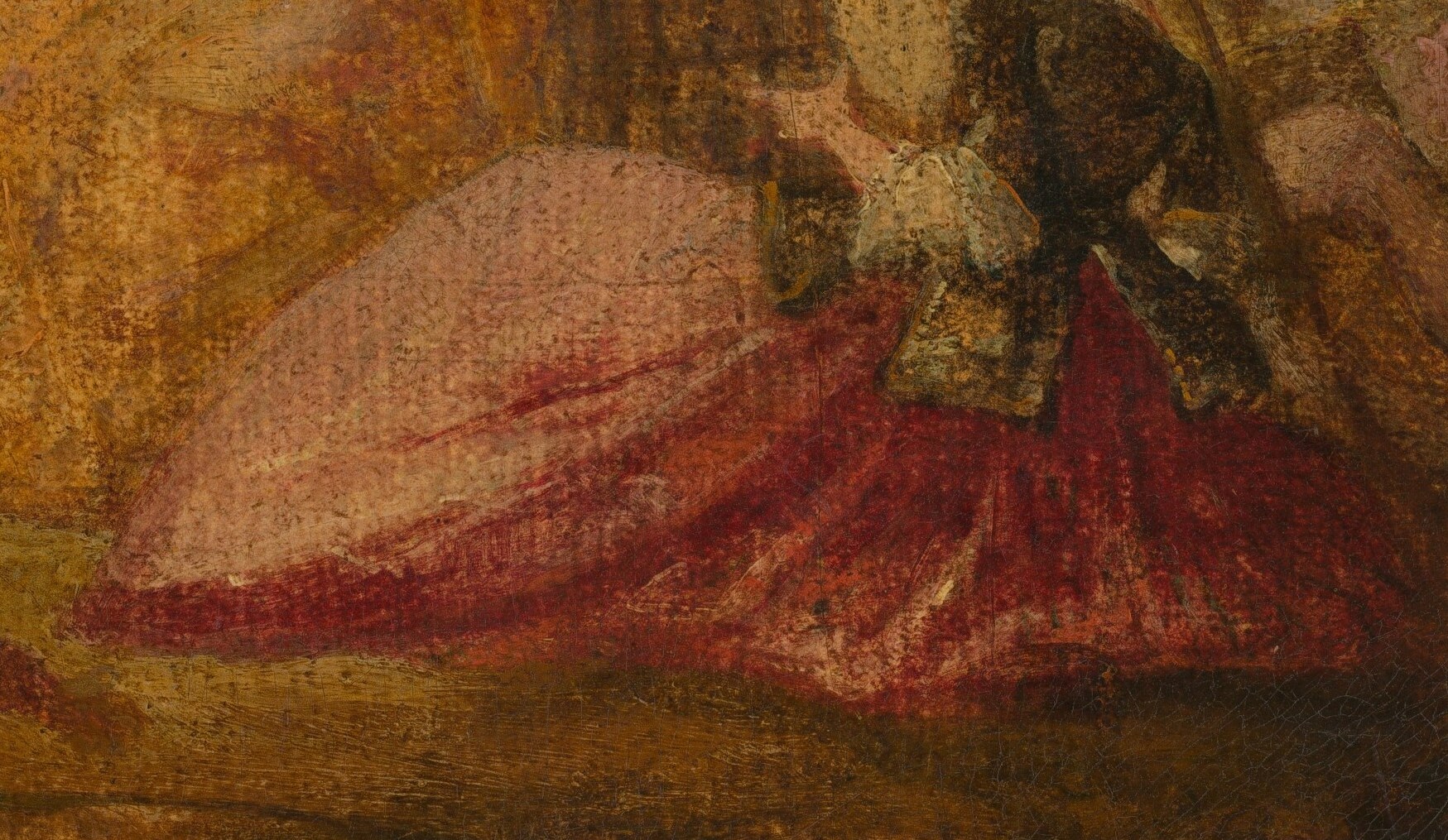 The fashionable red skirt drew a lot of attention.