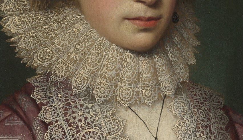 Now see the lace collar.