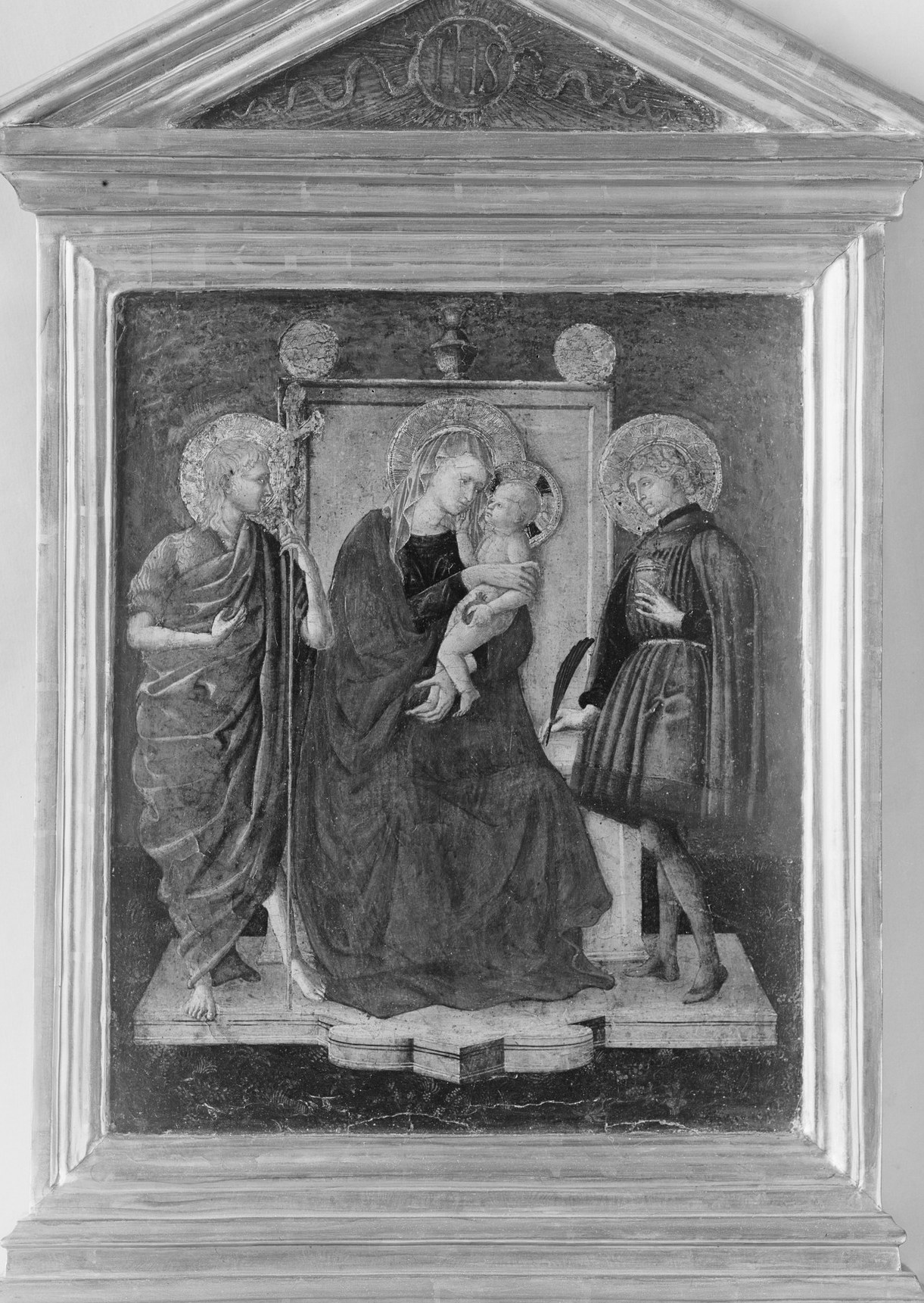 But the chapel is paint. The frame, the columns, the throne.