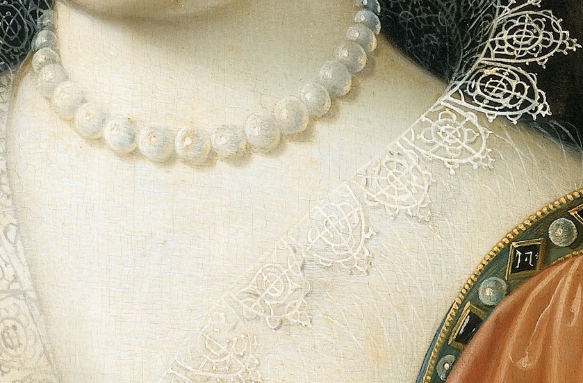 Her lace collar shows a high status. Lace was very costly then.