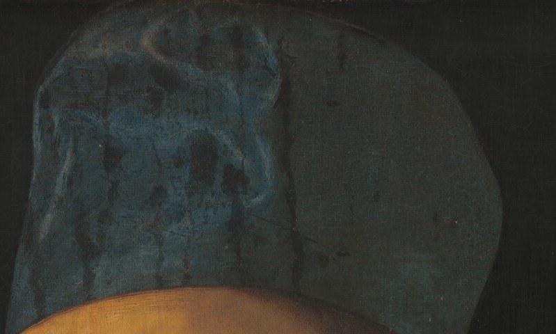 The flat beret is a Venetian patrician signifier of the late 15th century; its dark tone silhouettes the head against a warm background and locates the sitter socially without ostentation