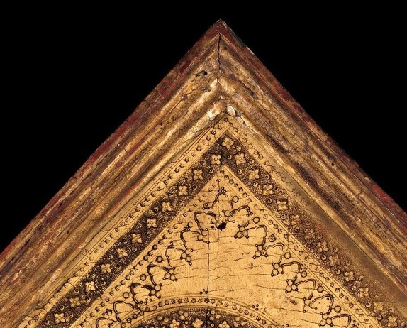 The incised toolwork around the circumference is a signature of Sienese craft , each dot and line struck individually into the gesso; a virtuoso technique passage visible only on close inspection