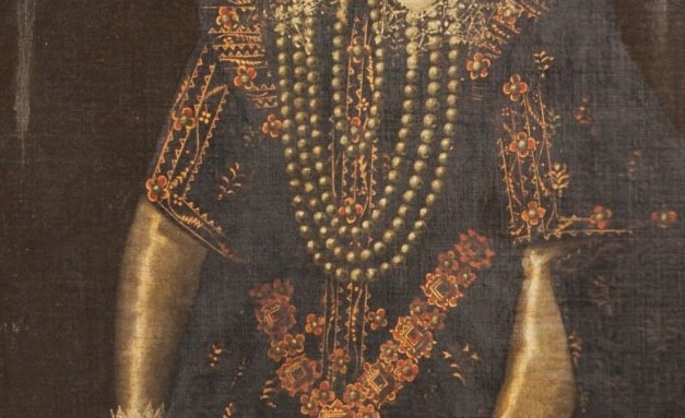 Pearls signify the wearer's wealth.