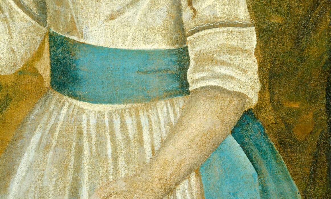 The vibrant blue sash provides a strong color accent and defines her waist, adding a touch of elegance.