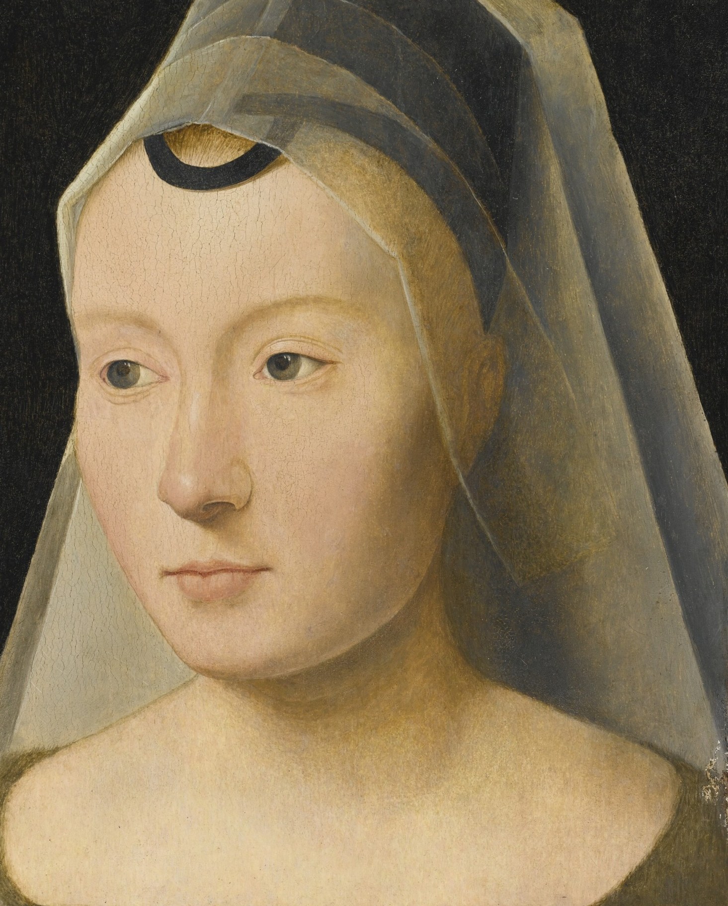Her sheer veil also captures that luminous quality.