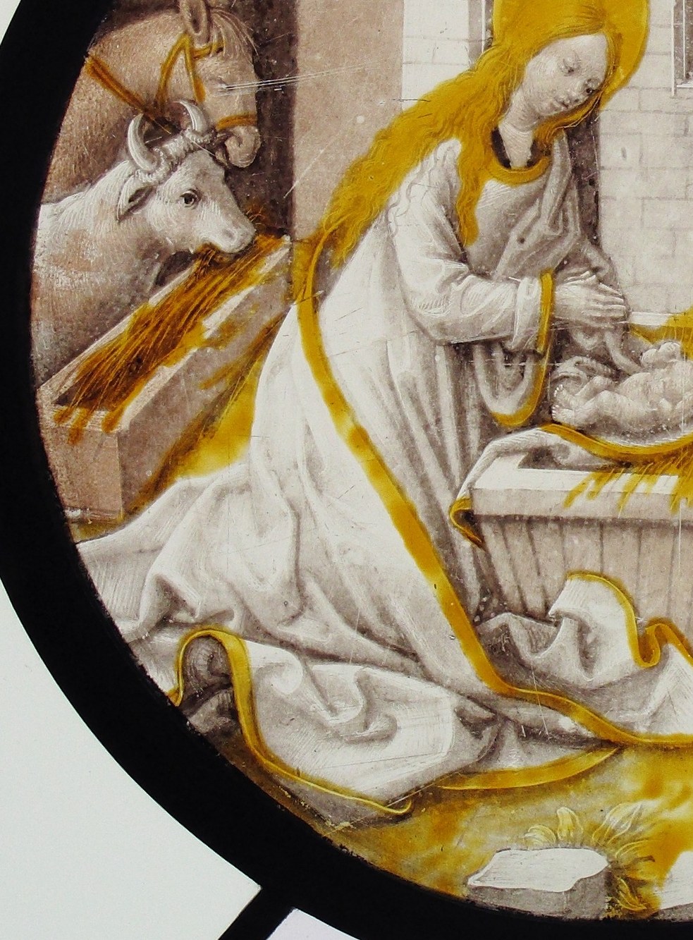 Painted on glass, in gold, white, and gray.