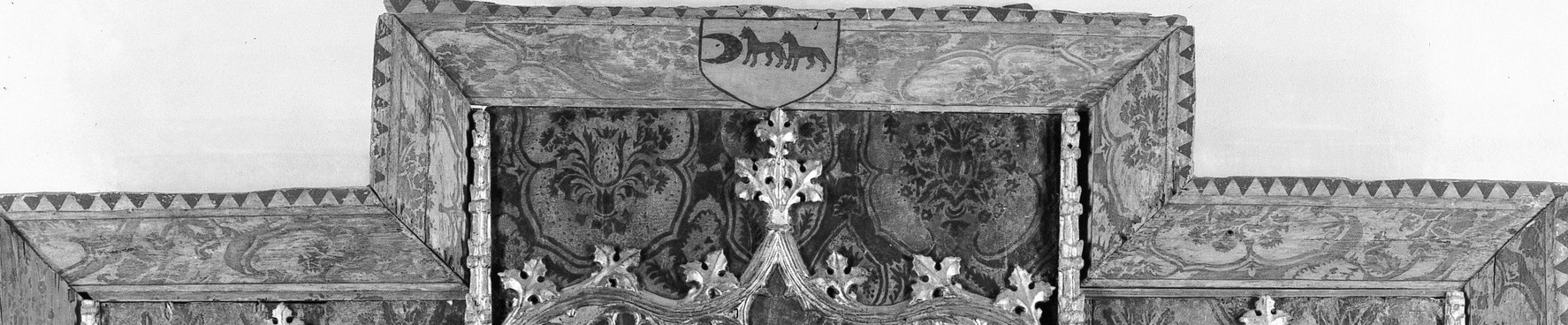 The intricate foliate border is a marginal zone where master and workshop hands diverge in quality , a close-up would reveal how much was delegated