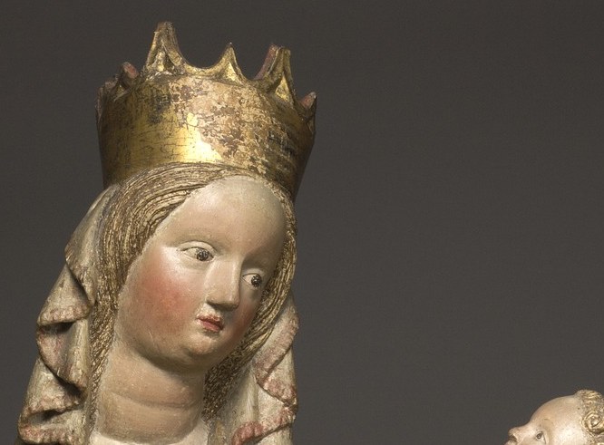 She is a queen, but she doesn't look at us.