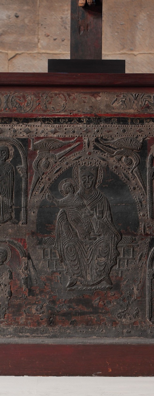 You see the Virgin, the Child, and six saints.