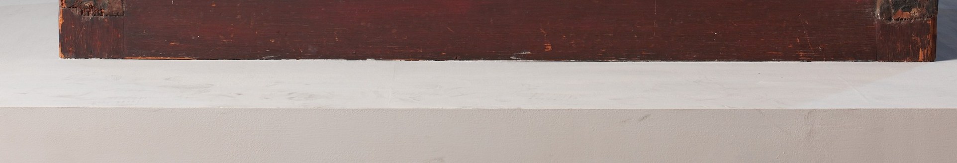 But look at the bottom rail. The hidden part.
