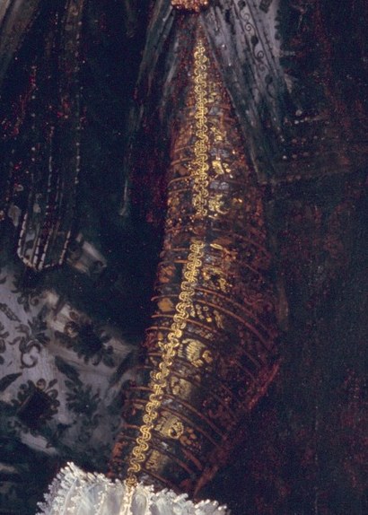 The gold embroidery on her sleeve showed immense wealth.
