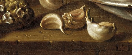 The papery skins and plump cloves add a rustic, aromatic quality to the scene.