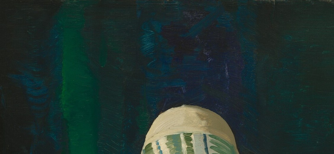 The hat's broad brim and decorative band signal fashionable leisure; it frames the face like a halo and dominates the upper composition.