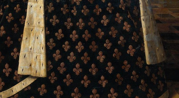 This gown's fleur-de-lis motifs spoke of royal lineage.
