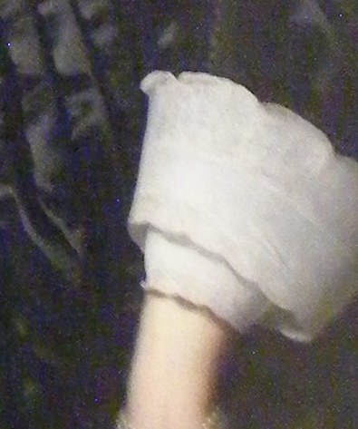 The other holds a kite. A vlieger.