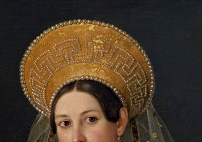 Look at her gold headdress.