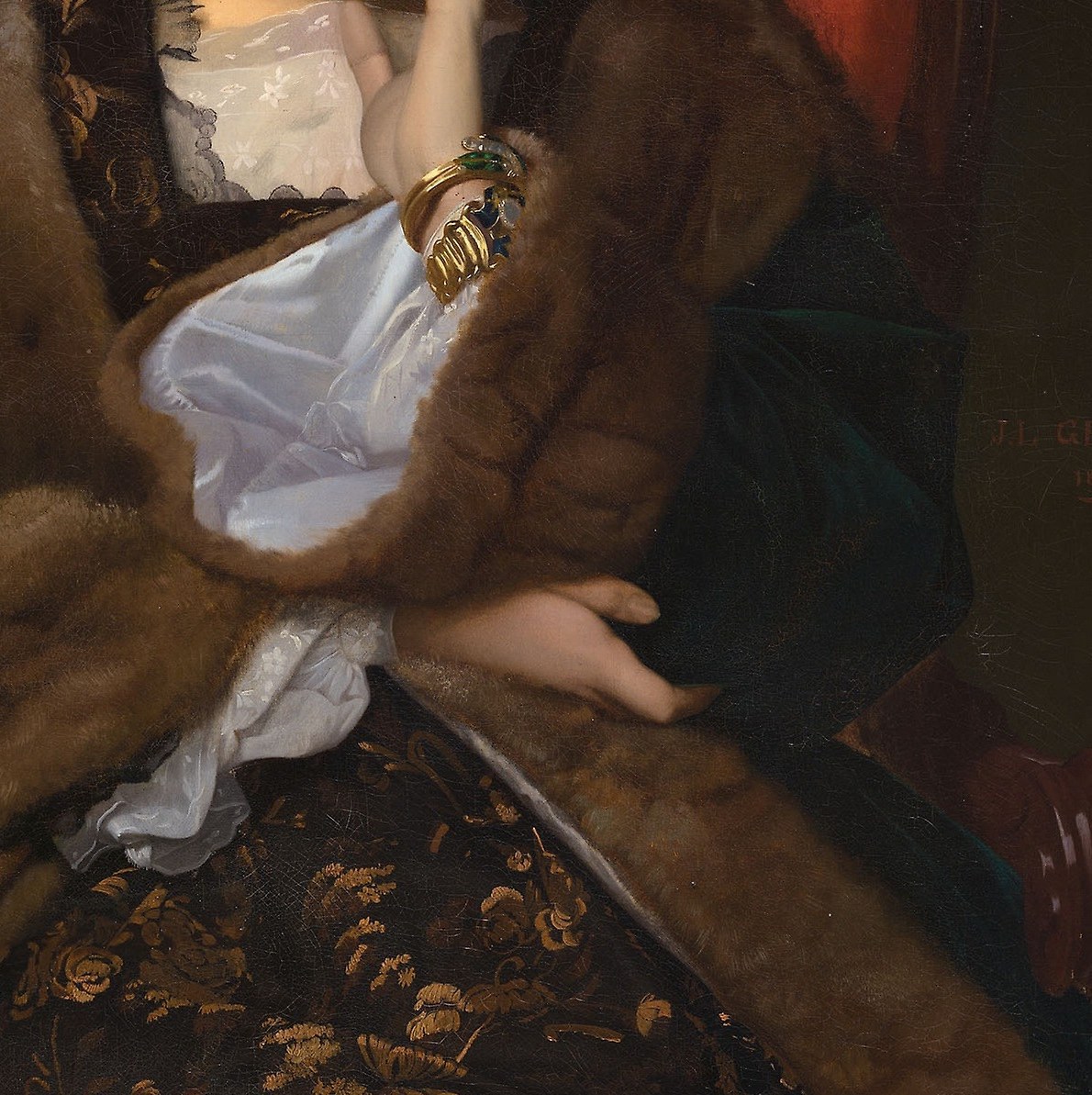 See how the light plays on her luxurious fur coat?