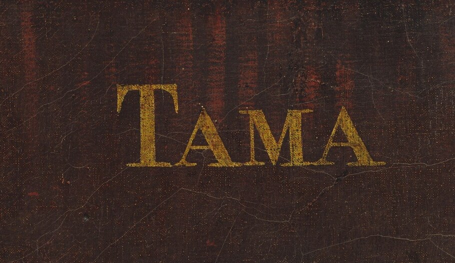 The dog's name, 'Tama,' is visible on the wall.