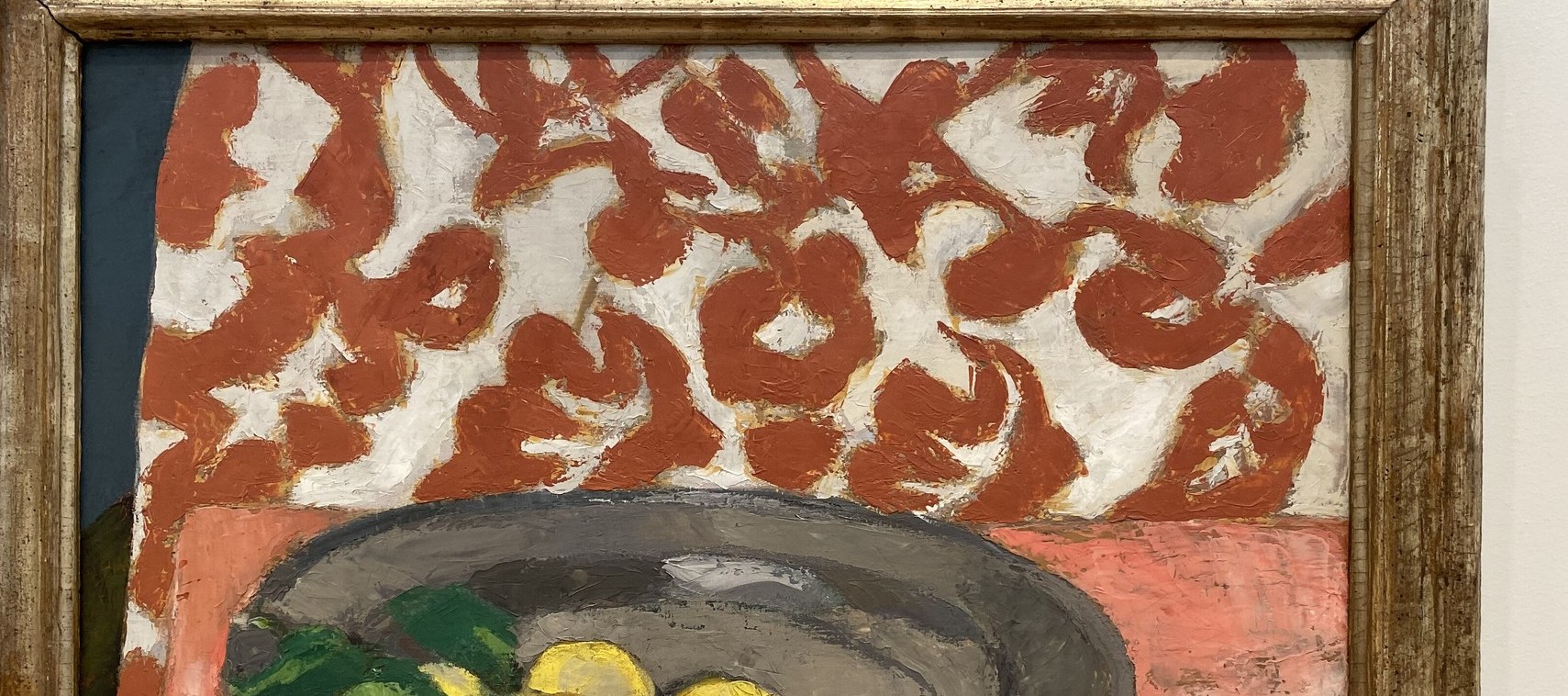 The wallpaper's rhythmic pattern provides a dynamic background.