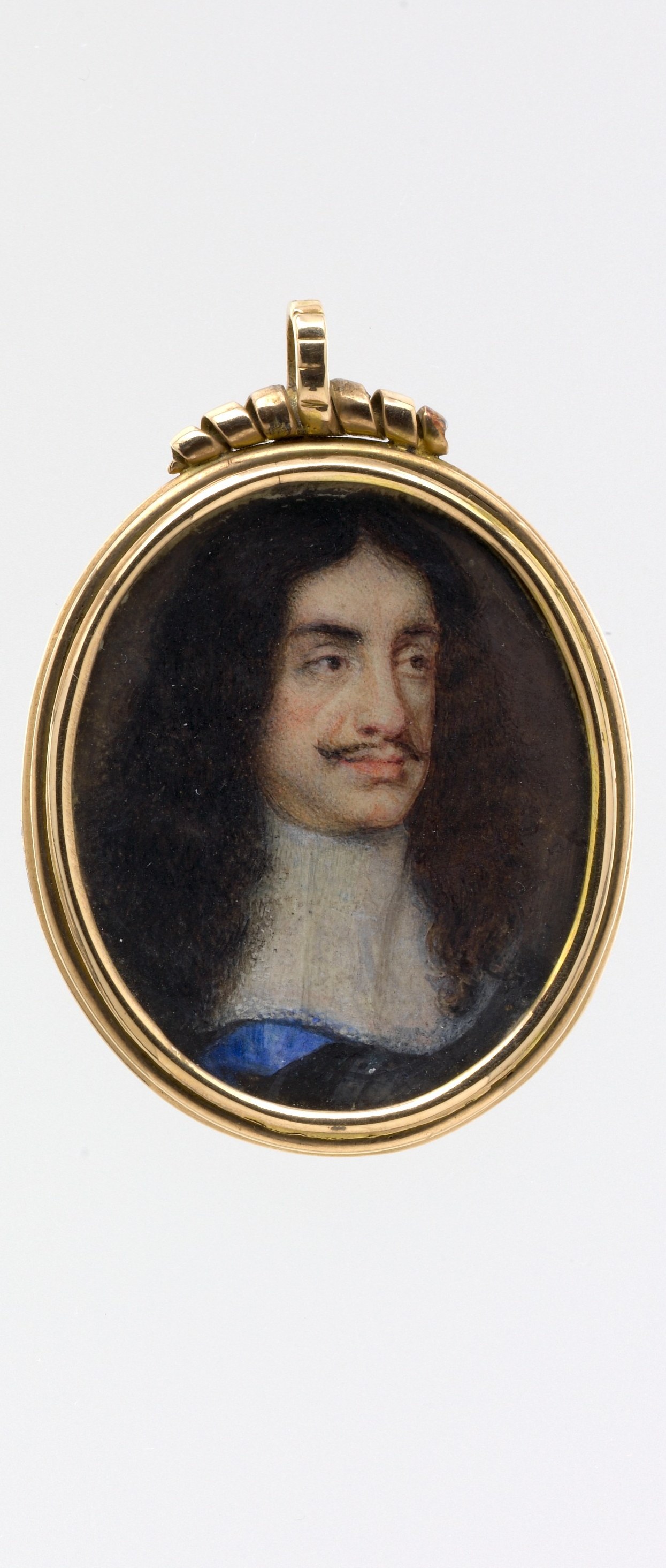 These lockets were personal gifts from the monarch.