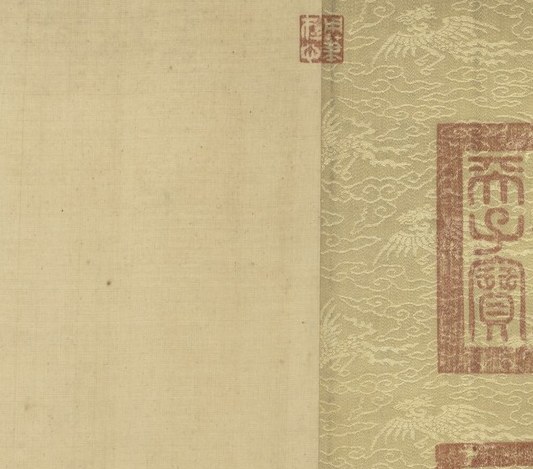 First of three stacked imperial label cartouches , the red border signals official imperial imprimatur; the format mirrors the title slips pasted onto palace storage boxes, anchoring the painting in the Qing administrative system.