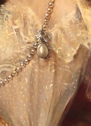 Notice the famous La Pelegrina pearl around her neck.