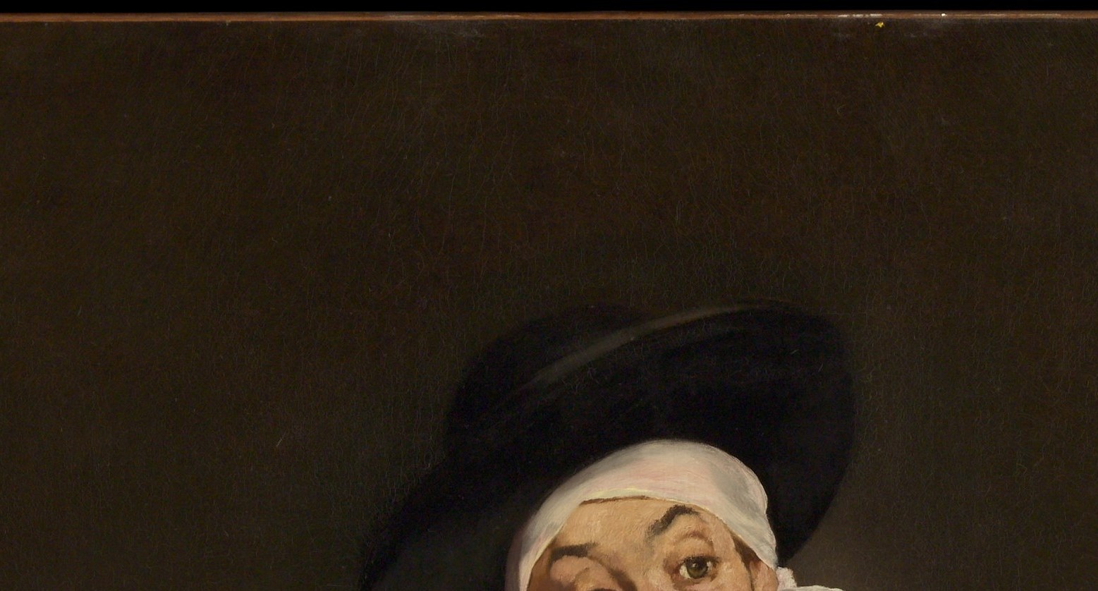 A Spanish costume marker that signals the 'exotic' theme Parisian critics celebrated; its rakish angle amplifies the singer's spontaneous energy.