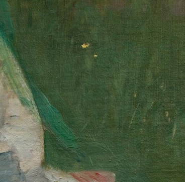 A green veil flows from her hat.