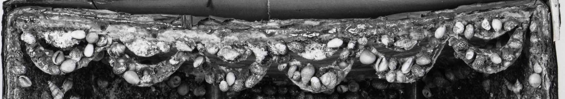 He covered the walls with real seashells, then painted them.