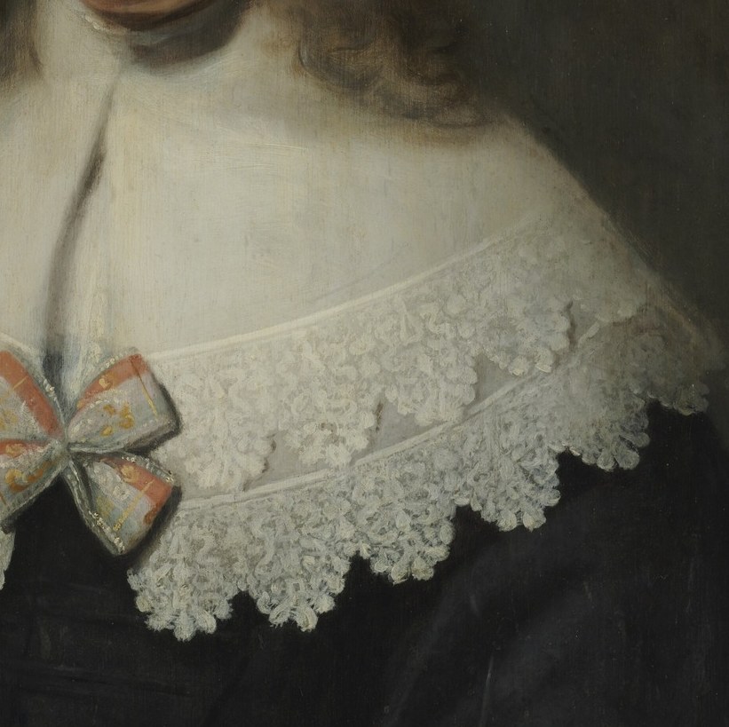 Look at the lace on her collar.