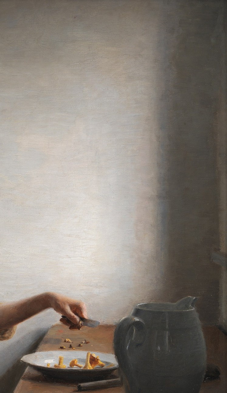 He created an intimate atmosphere using soft light and warm tones.
