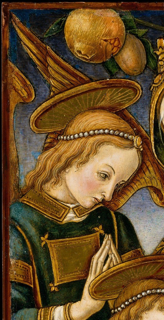 The angel looks directly toward the Madonna with quiet devotion; the folded wings and upward gaze create a spatial frame around the holy pair.