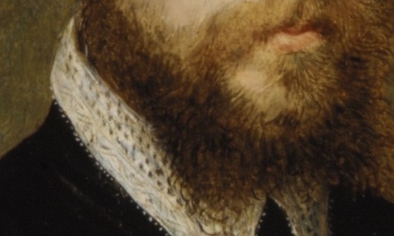 His pointed collar is a sign of status.