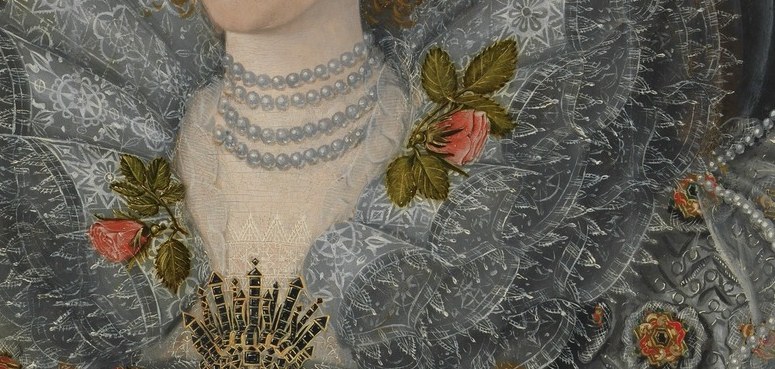Pearls carried symbolic weight (purity, dynastic legitimacy) in Elizabethan iconography; the layering here and the pendant below suggest a specific jewel inventory, possibly identifiable.