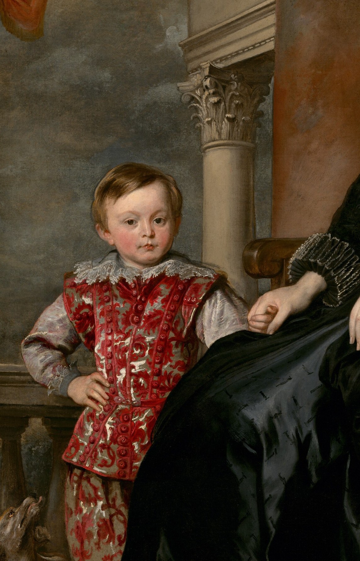 Her young son also wears the height of fashion, in vivid red and white.
