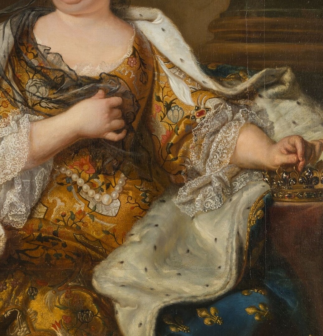 See how the gold brocade shimmers.
